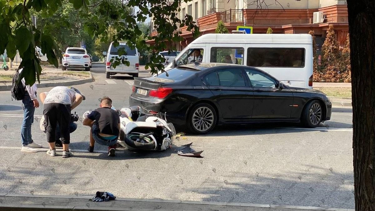 В Кишиневе столкнулись автомобиль BMW и мотоцикл.