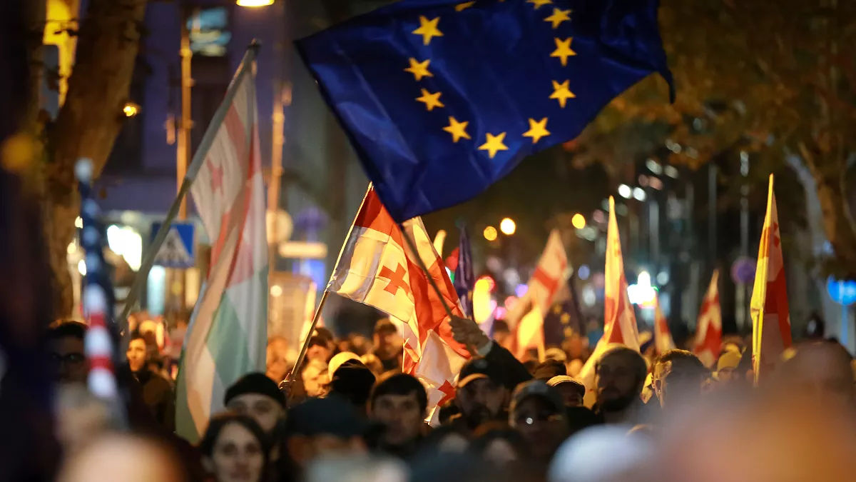 В Тбилиси продолжается акция протеста перед парламентом.