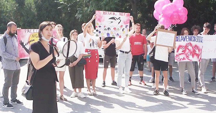 Молодежь "Гражданского конгресса" провела флешмоб у Агентства государственных услуг.