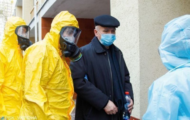 Премьер Украины допустил продление общенационального карантина до начала мая.