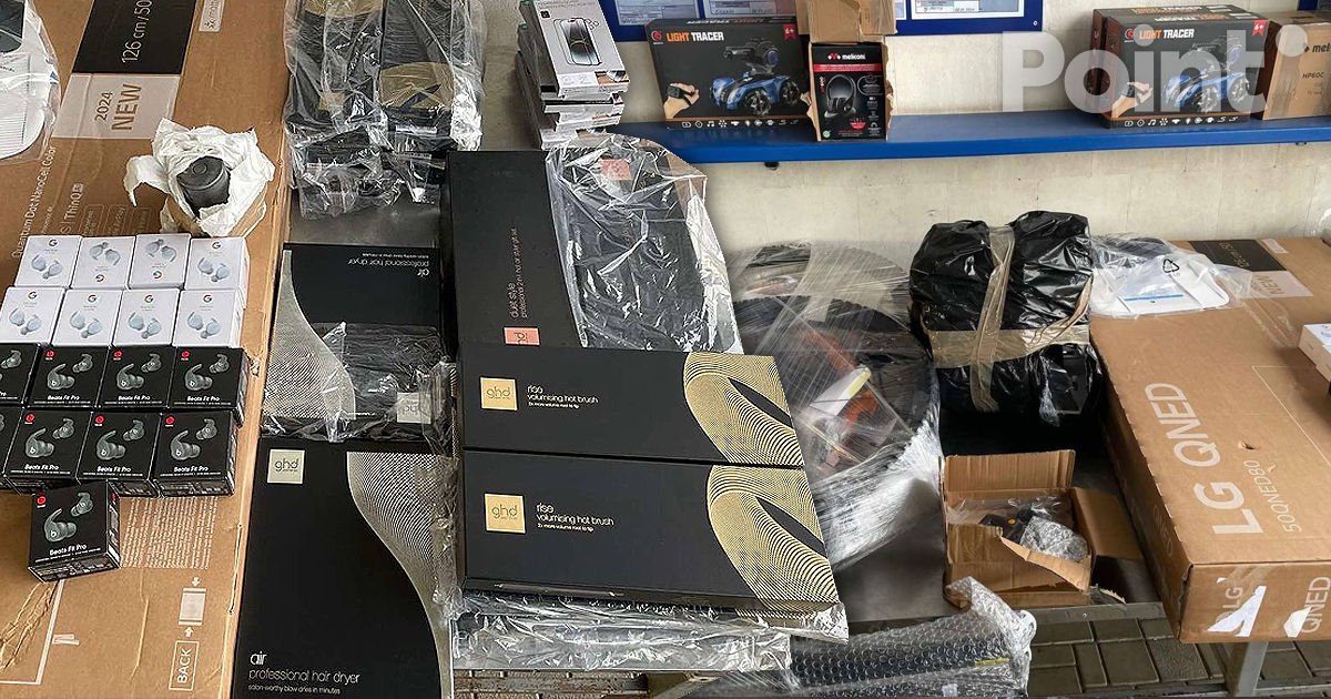 Vameșii de la Leușeni au confiscat tehnică de uz casnic ascunsă într-un microbuz.