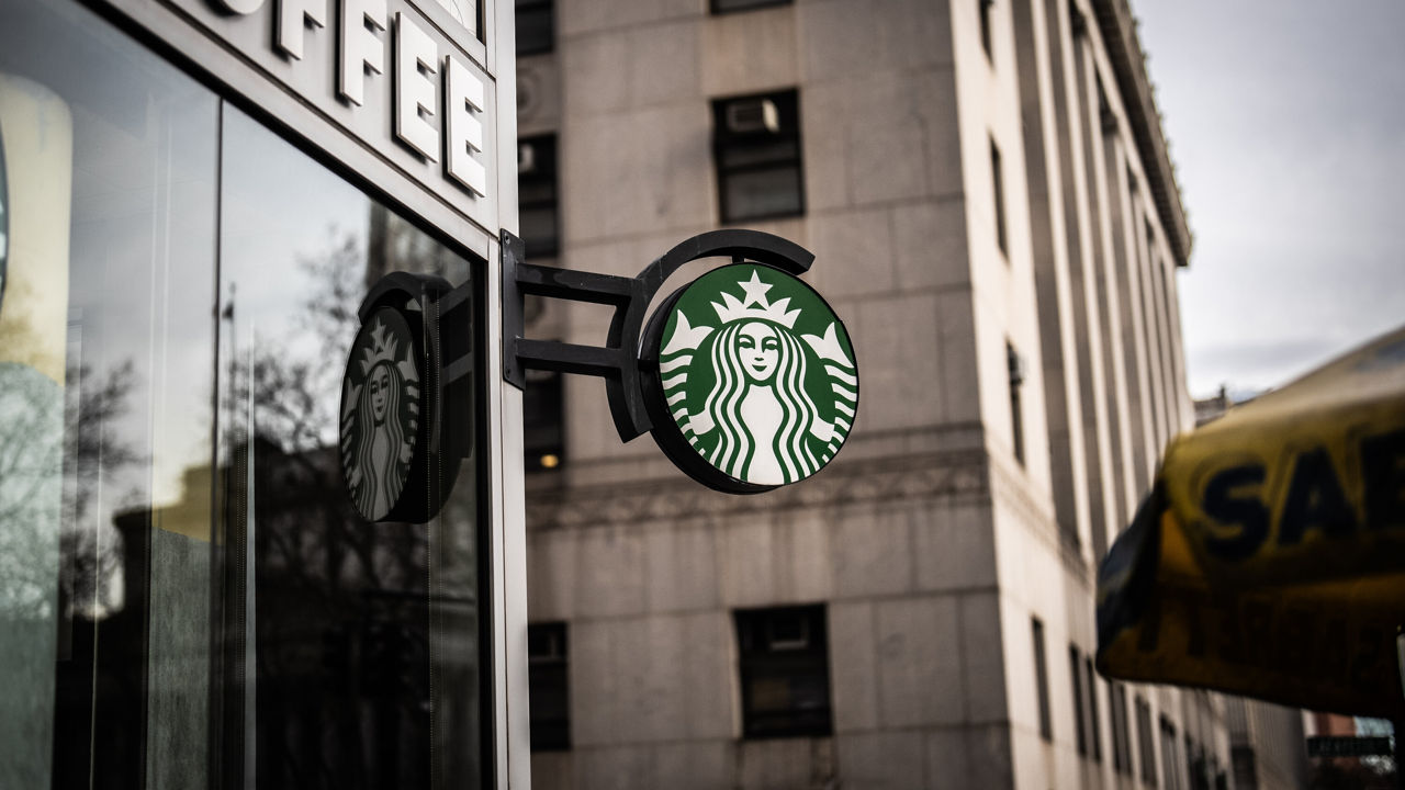 Starbucks выплатит $35 млн работникам Нью-Йорка за нарушения трудовых прав.