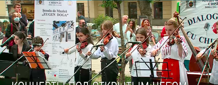 Столичные парки превратились в концертные площадки.