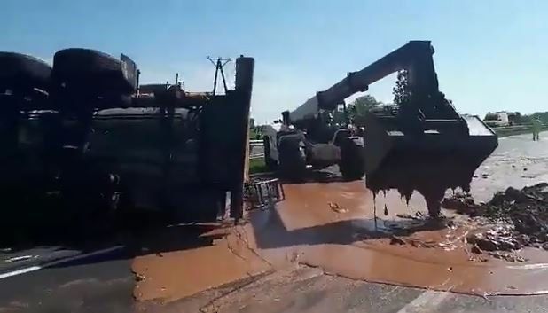 На трассе в Польше опрокинулась фура с жидким шоколадом.
