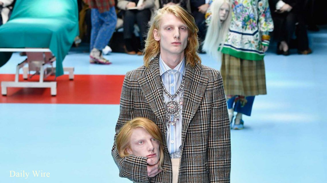O moldoveancă a defilat în show-ul Gucci. În loc de genți, capete