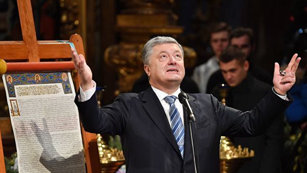 Украинские власти, в том числе президент Петр Порошенко, в прошлом заявляли, что не намерены вмешиваться в дела церкви.