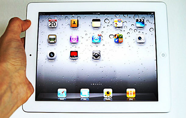 Apple Inc. задерживает выпуск iPad с экраном увеличенного размера.