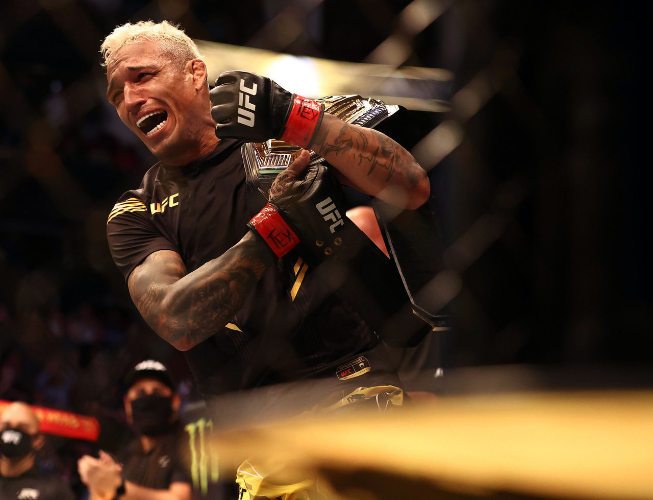 Оливейра «задушил» Порье и защитил титул UFC.