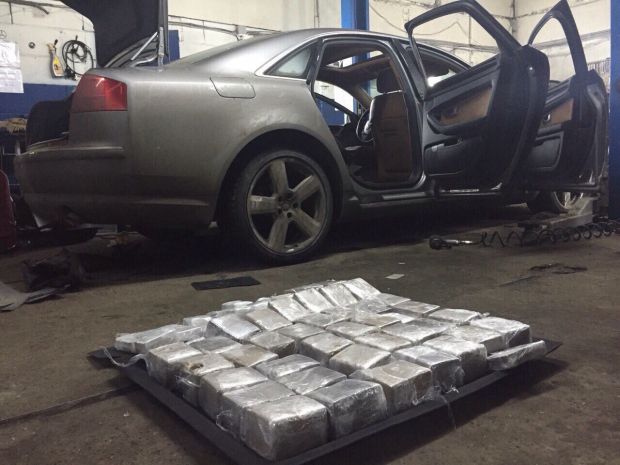 În automobilul suspectului, oamenii legii au depistat 45 de kilograme de haşiş. Foto: realitatea.md