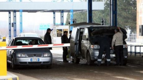 Trei persoane căutate de poliţie au fost reținute la trecerea hotarului. Foto: zdg.md