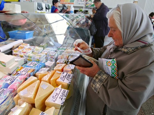 Жители Молдавии за год могут истратить 1 тысячу 284 евро, украинцы - 2 тысячи 206 евро, а белорусы оказались их почти на 120 евро богаче.
