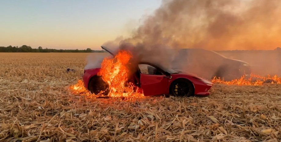 Суперкар Ferrari за $400 000 сгорел дотла во время езды по кукурузному полю.