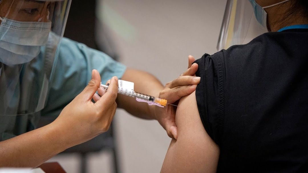 В Канаде уже приглашают на четвертую дозу вакцины COVID-вакцины.