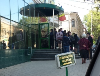 Oamenii au asteptat in rand inca inainte de a se deschide sectia.