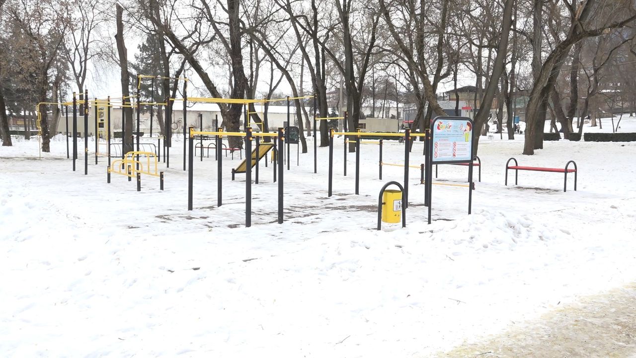 В Бельцах хулиганы ломают воркаут-площадку.