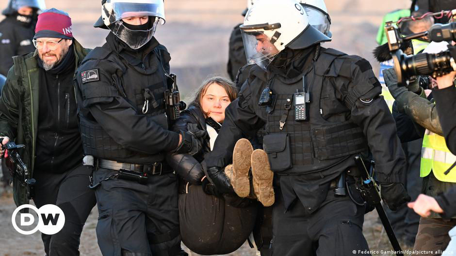 Полиция ФРГ задержала Грету Тунберг на акции протеста в Лютцерате.
