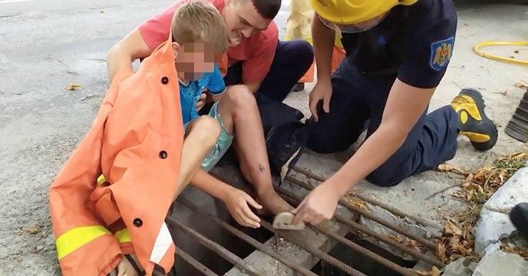 Решетки канализационных люков представляют опасность для пешеходов.
