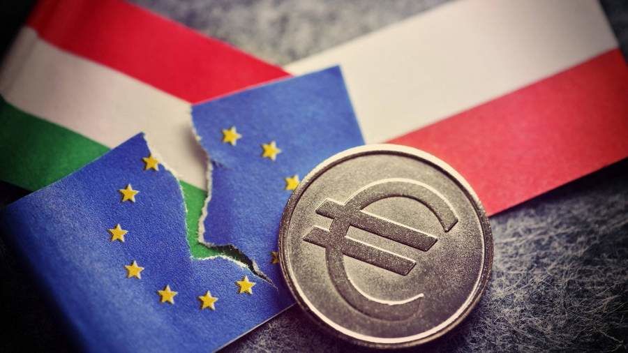 В Европарламенте потребовали заблокировать средства ЕС для Венгрии и Польши.