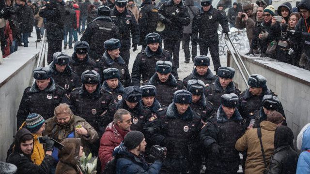 Задержания участников несогласованной оппозиционной акции начались в центре Москвы.