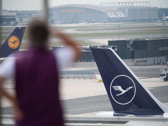 Немецкая Lufthansa отменила около 900 рейсов из-за нехватки персонала.