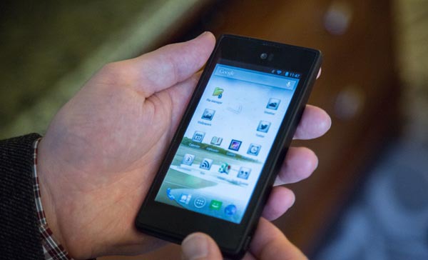 Producătorul rus Yota Devices a anunţat un terminal Android extrem de interesant.