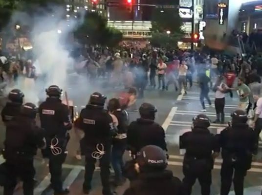 A doua noapte de violente in orasul Charlotte, Carolina de Nord dupa ce politia locala a impuscat mortal un barbat de culoare.
