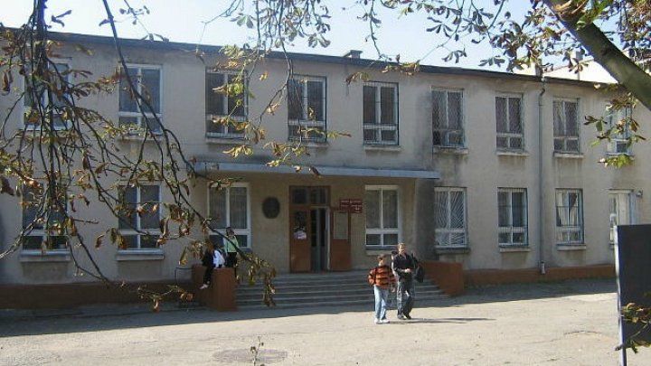 На место происшествия прибыли сапёры и полиция.