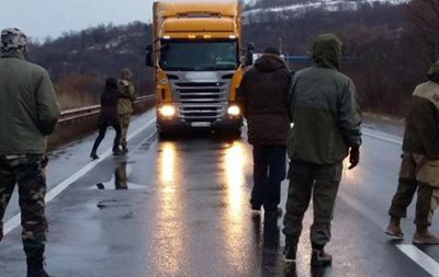 Активисты заявили о начале акции "Медвежья блокада" в Закарпатье.