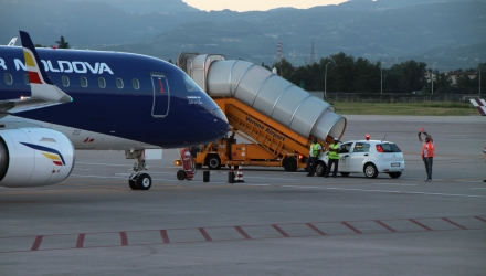O fostă angajată a companiei Air Moldova acuză administraţia instituţiei că a lăsat-o fără un loc de muncă, şi asta chiar dacă era însărcinată.