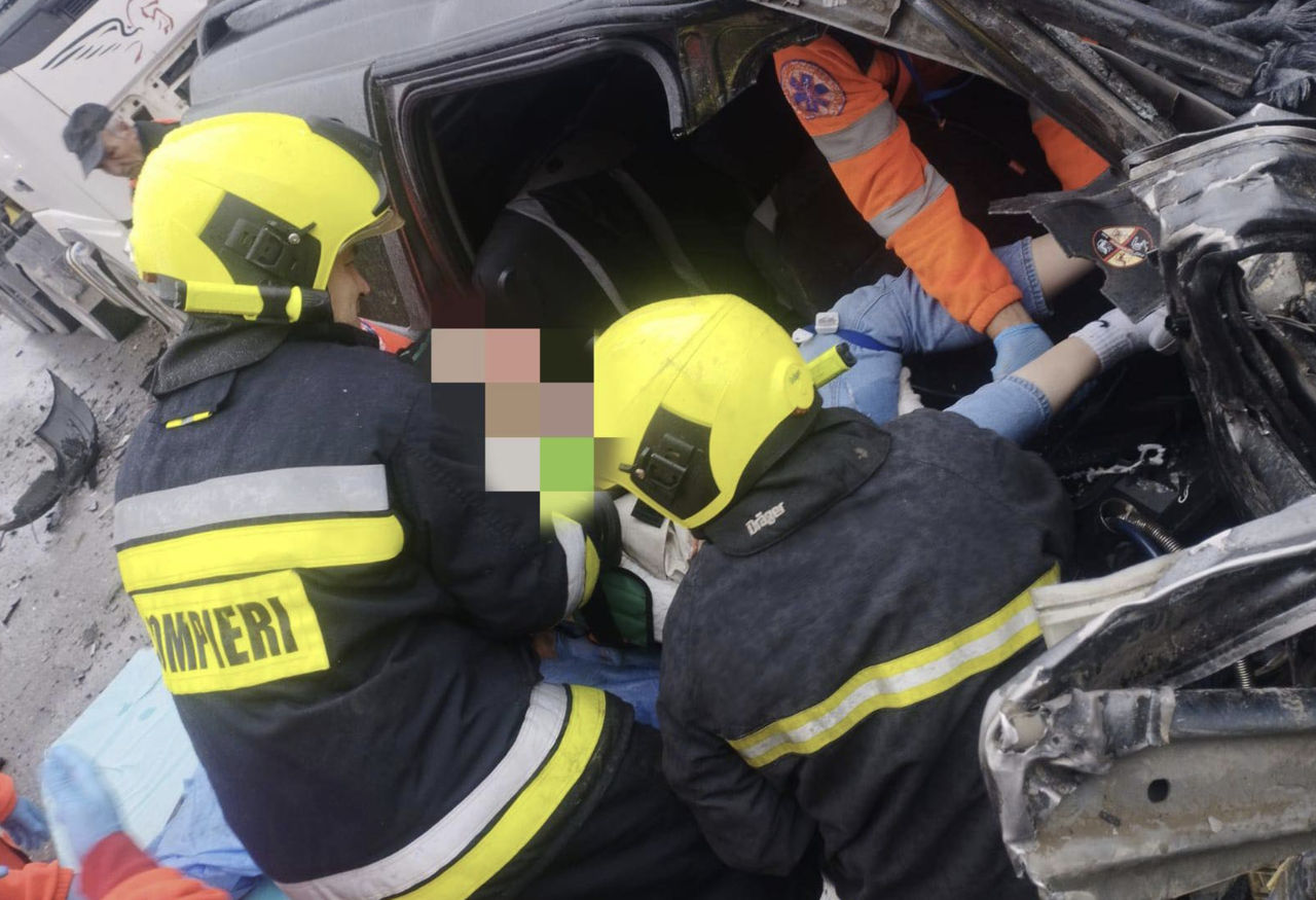 В Единецком районе водитель BMW врезался в дерево: его доставали спасатели.
