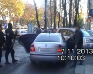 Pentru serviciile pretinse, gruparea criminală stabilită supunea clienţii, intraţi în încurcătură, la plăţi obligatorii – în mărime de 5000 dolari SUA.