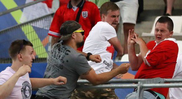 Uniunea Europeană de Fotbal a amenințat Rusia cu excluderea de la EURO 2016, în cazul unor noi incidente.
