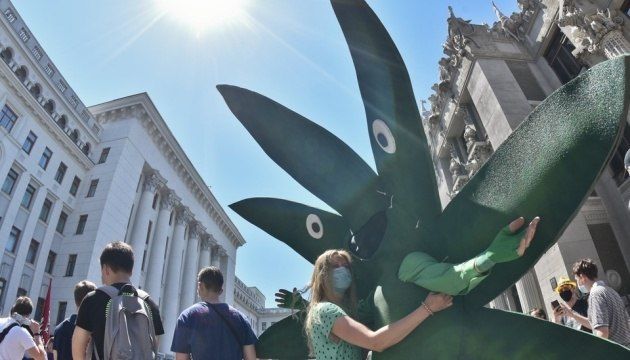 В Киеве проходит акция с требованием легализовать медицинский каннабис.