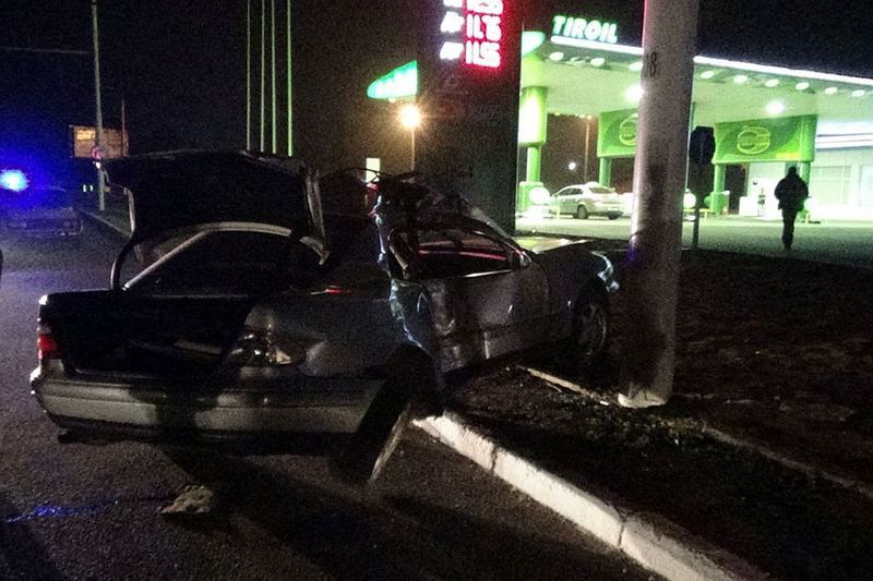 O tânără a murit după ce mașina în care se afla a intrat cu viteză într-un pilon. 
