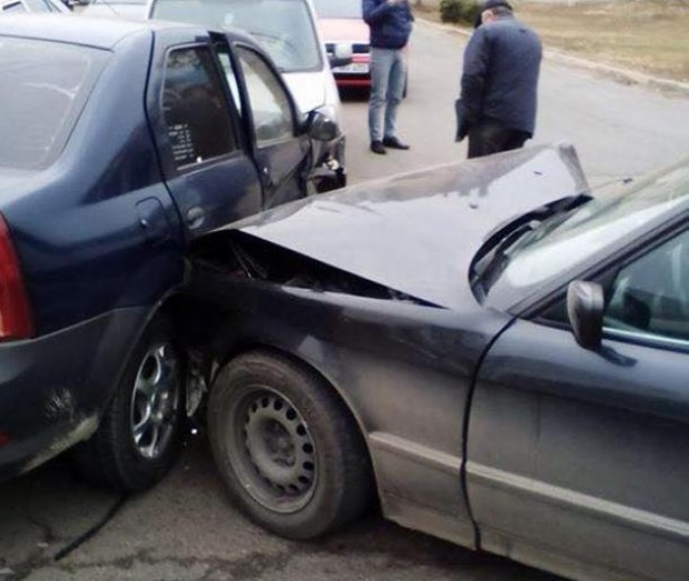 O mașină de model Dacia, BMW şi alta Peugeot s-au ciocnit pe strada Mihai Viteazul. Incidentul a avut loc în jurul orei 11.15.