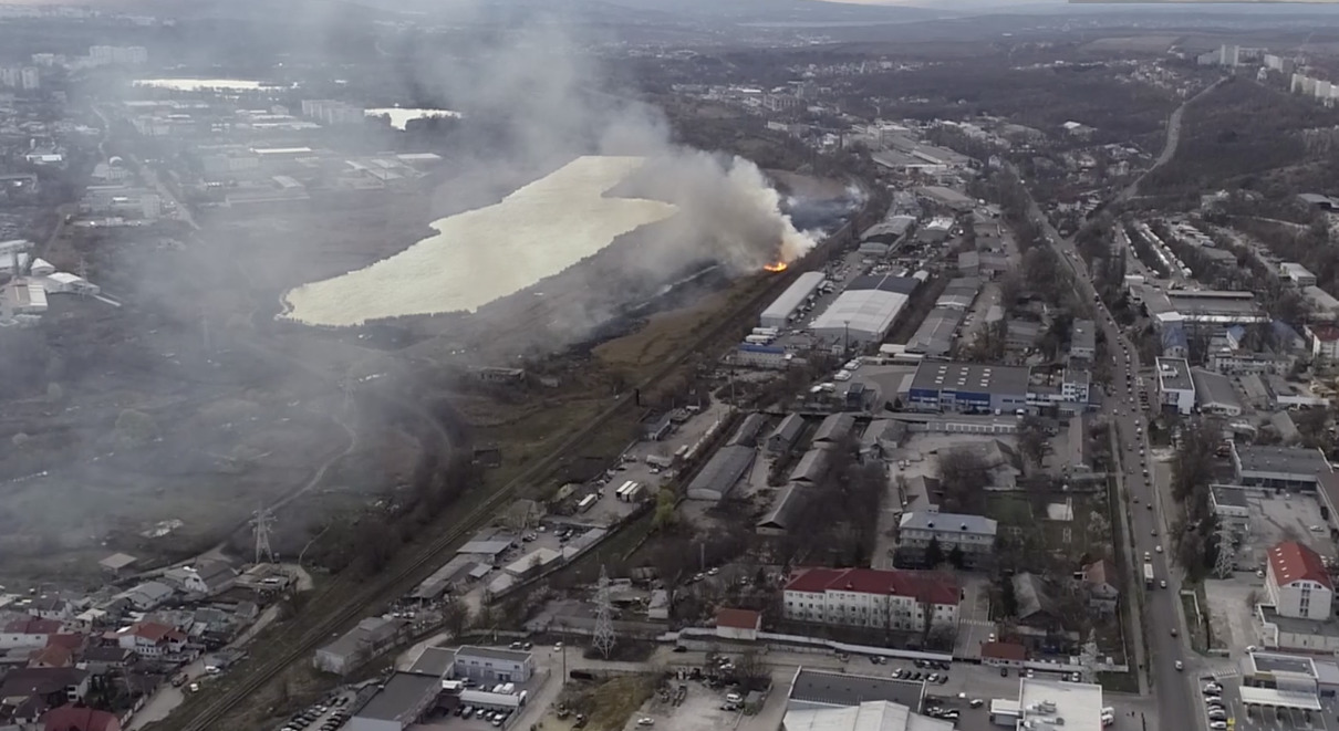 Пожар на Скулянке сняли на видео с дрона.