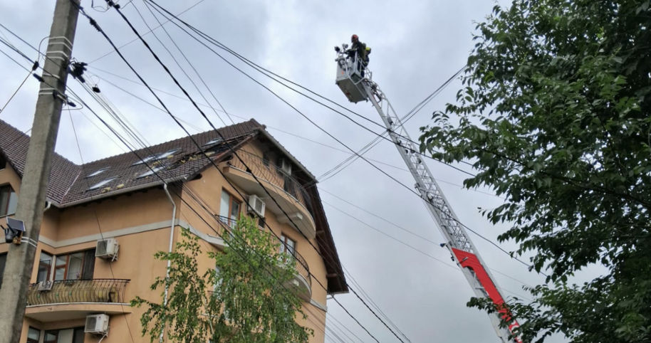 Incendiu provocat de fulger în Capitală: 15 persoane, inclusiv copii, au fost evacuate.