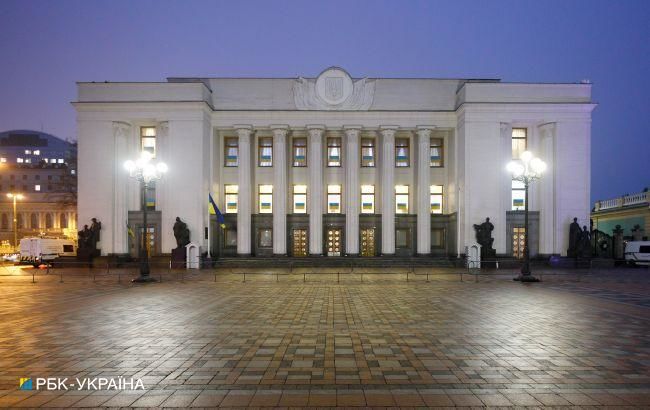 В Раде Украины предлагают до 12 лет тюрьмы за незаконный выезд мужчин за границу.