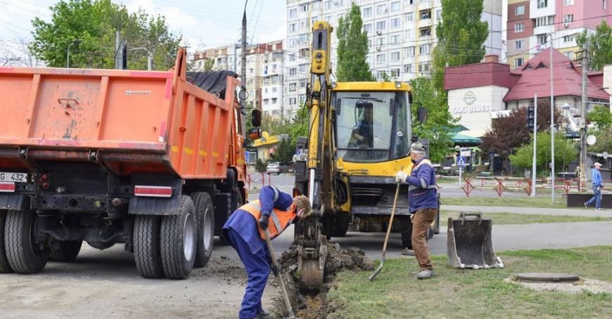 В столичном микрорайоне Чеканы начался ремонт пешеходной зоны.