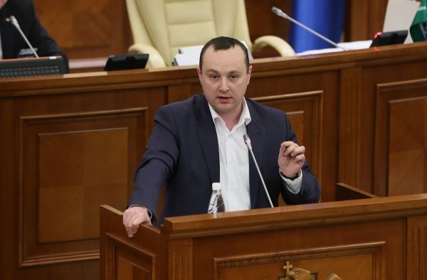 Депутат от фракции Партии социалистов, исполнительный секретарь ПСРМ Влад Батрынча.