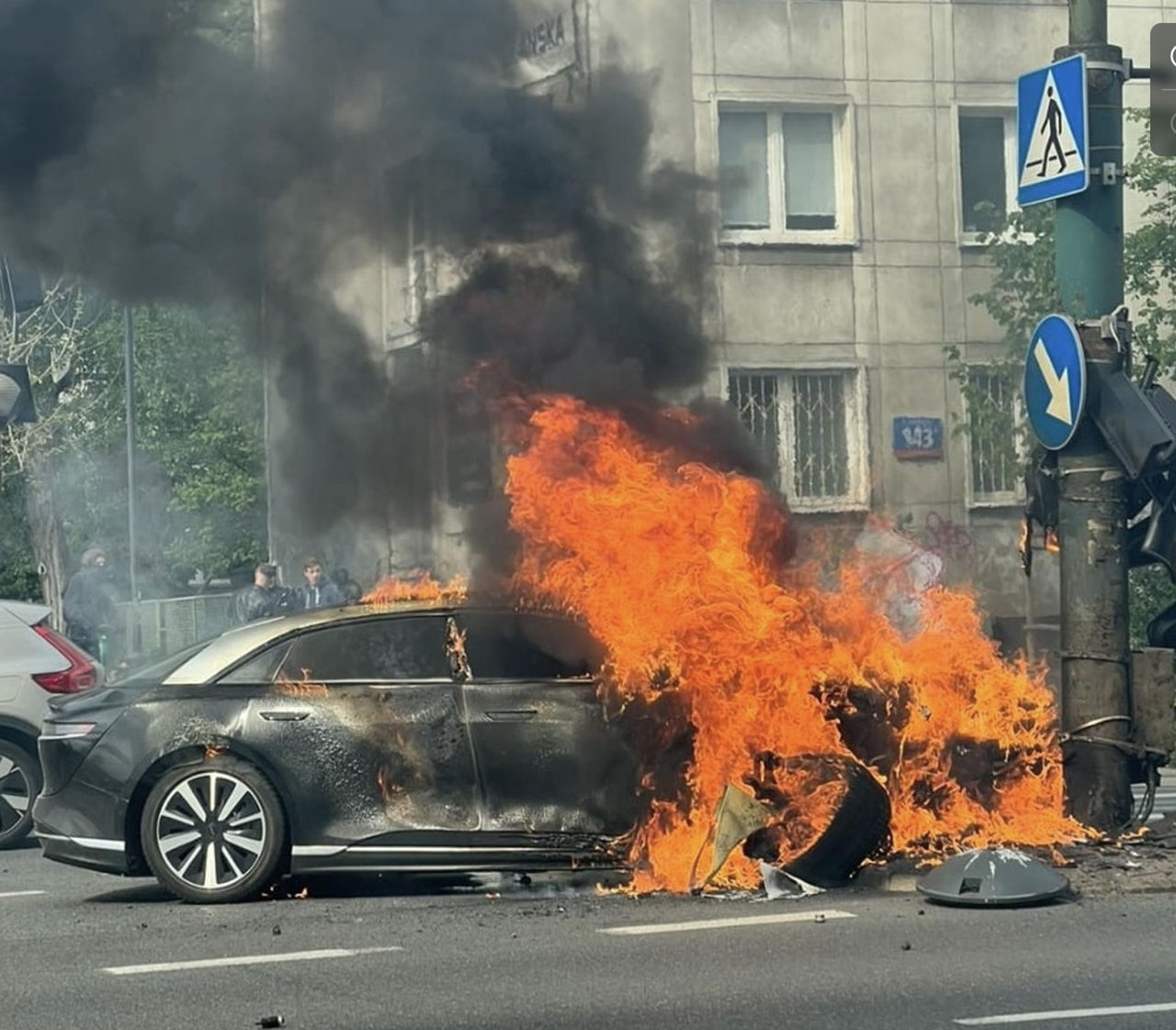 В Польше сгорел единственный в стране электромобиль стоимостью 220 тысяч  евро