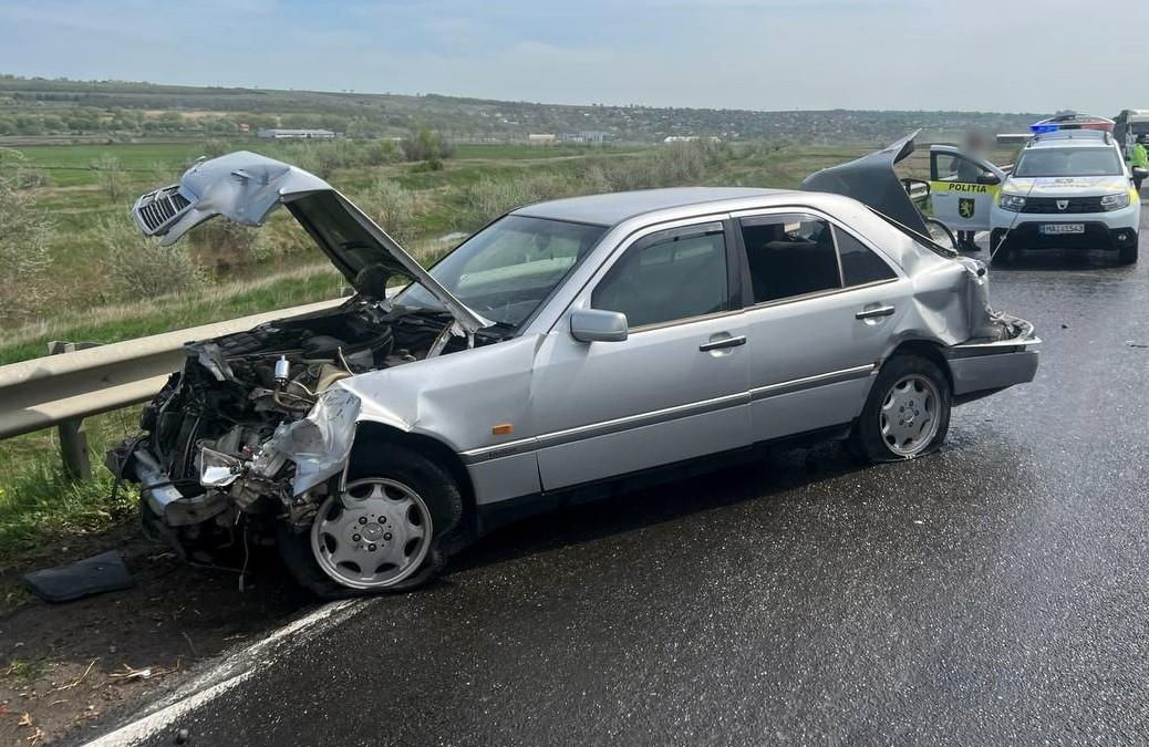 У села Ратуш столкнулись Mercedes и грузовик.