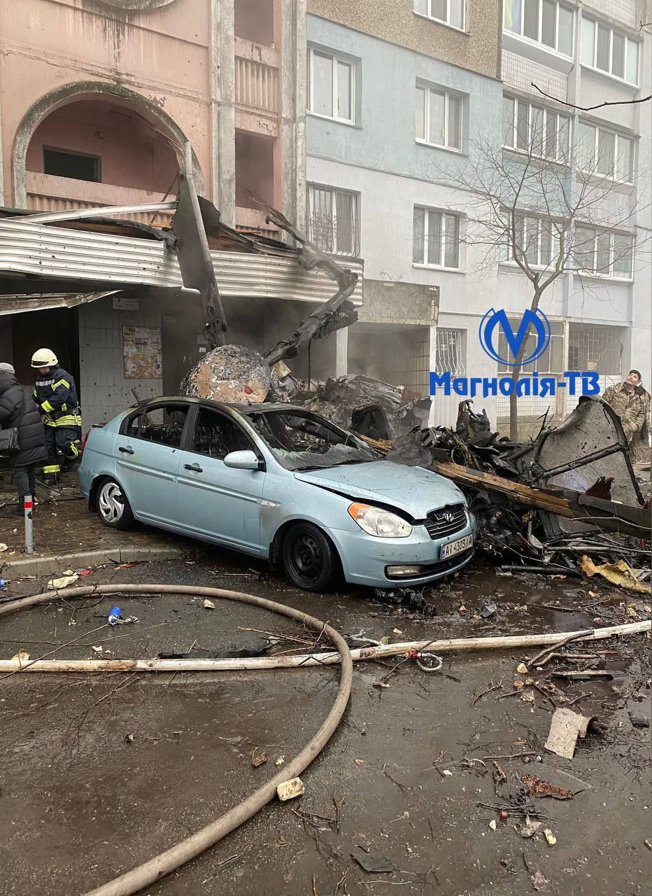 Под Киевом раздался взрыв: рядом с детским садом упал вертолет.