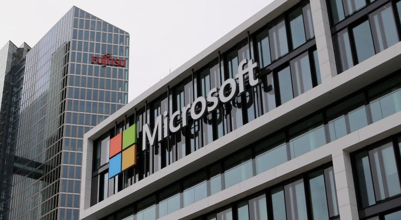 Microsoft intenționează să investească 80 miliarde de dolari în centre de date bazate pe IA în 2025.