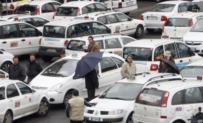 Taximetriştii francezi au blocat, joi, accesul către aeroporturile şi gările din Paris. Foto: rfi.ro
