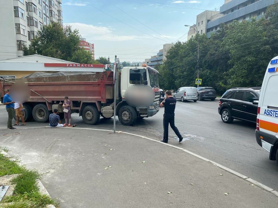В Кишинёве 72-летняя женщина погибла под колёсами грузовика.