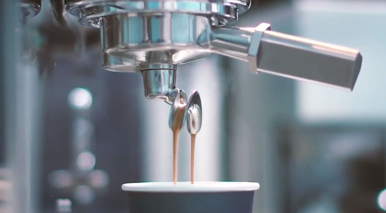 Un robot a ajuns să țină loc de barista într-o cafenea