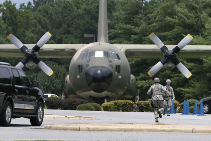 Транспортные самолеты C-130 сбросили несколько ящиков с оружием и гуманитарным грузом курдским войскам для пополнения запасов.