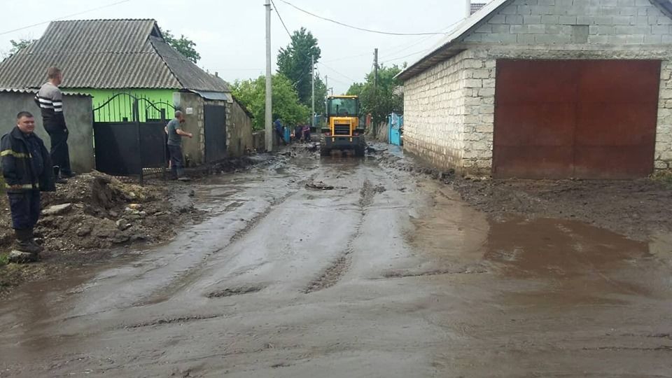 В Шолданештах сильный дождь повредил десятки домохозяйств. 