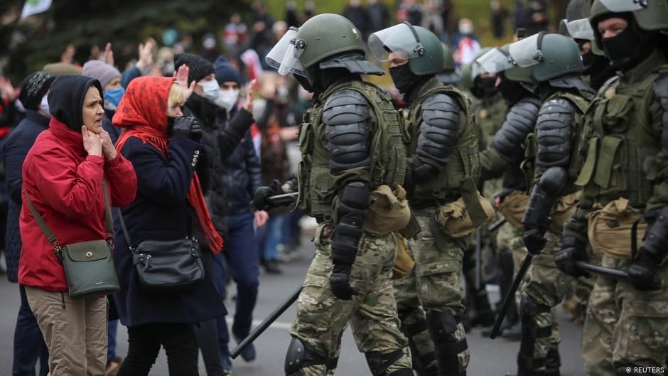 В Белоруссии насчитали более 300 задержанных протестующих за день.